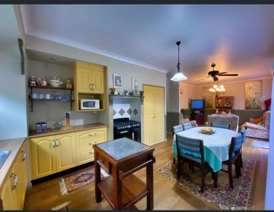 Golden Lace B&B Sarina Екстер'єр фото
